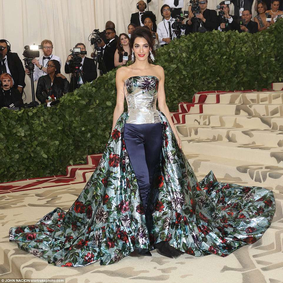Deslumbrante: Amal, 40, parecia incrÃvel em um vestido floral; seu vestido é do designer britânico Richard Quinn com jóias de Lorraine Schwartz