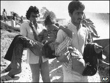 Men carry children blinded by the gas leak in Bhopal. Photo: December 1984
