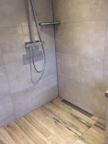 fliesen holzoptik dusche badezimmer materialien qualitativ hochwertige sorgen badratgeber fur freude gutes raumklima