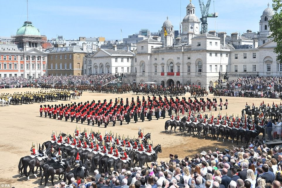 Multidões observam como soldados da Guarda Coldstream do 1º Batalhão durante a cerimônia Trooping the Colour na Horse Guards Parade