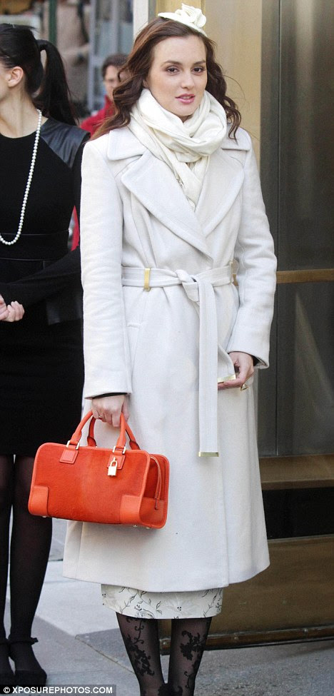 http://i.dailymail.co.uk/i/pix/2011/10/31/article-0-0E9986A200000578-154_468x975.jpg