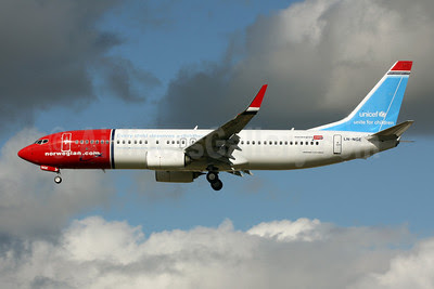 Norwegian Air Shuttle (Norwegian.com) Boeing 737-8JP WL LN-NGE (msn 39050) (UNICEF) LGW (Terry Wade). Image: 909448.