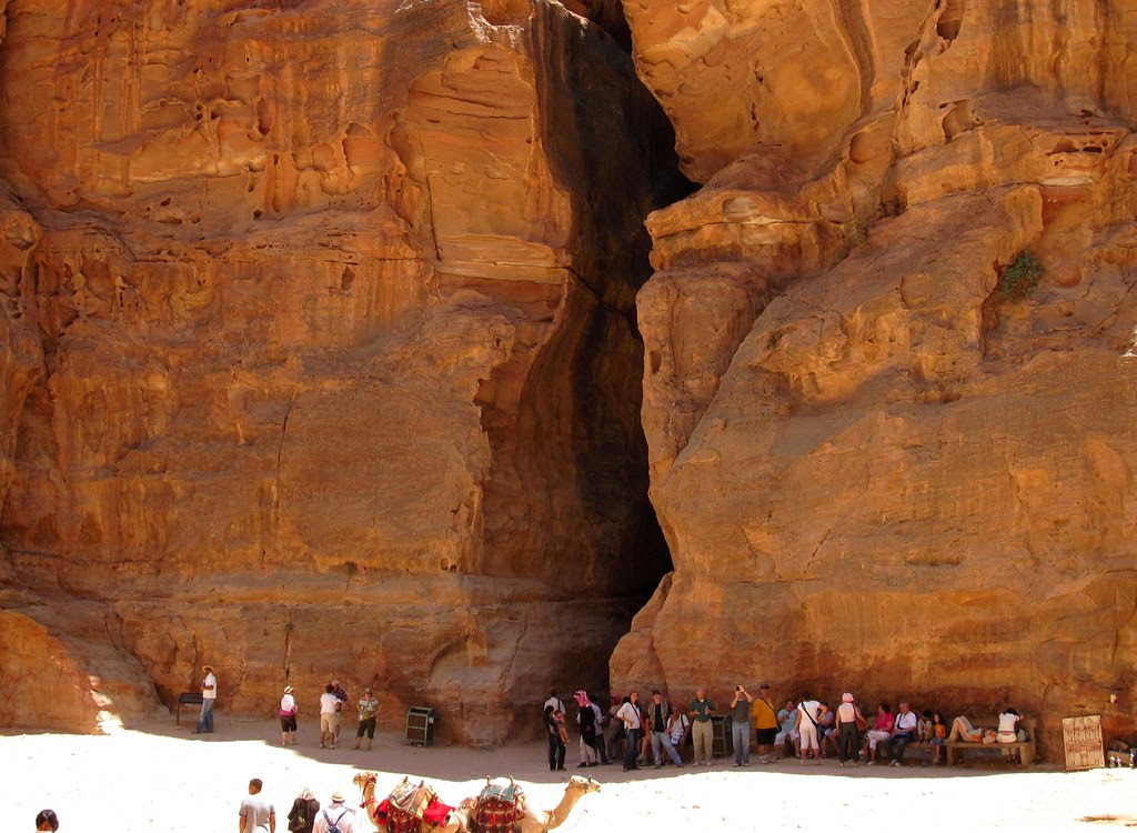 Petra (HKJ) - Tourists near the gorge