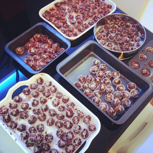 Selesai sudah buat biskut raya corn flake coklat. Letih tp fun. Sape nak tempah habaq mai.
