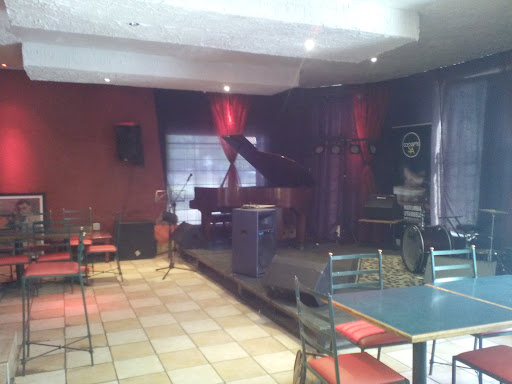Niki's Oasis Restaurant & Jazz Bar