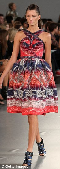 http://i.dailymail.co.uk/i/pix/2011/09/19/article-0-0DFA339C00000578-352_196x551.jpg