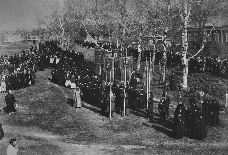 Cross procession to Diveyevo Monaster