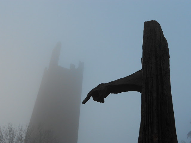 Monumento Matteotti, torre e nebbia a Rovigo
