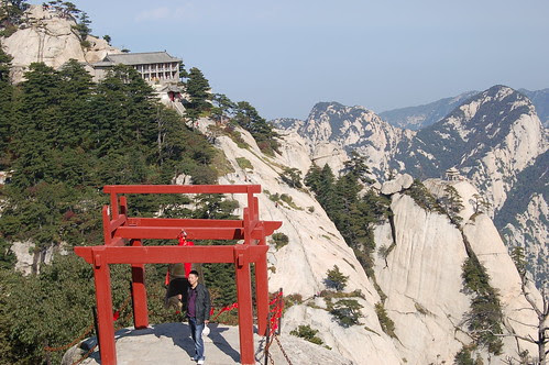 Im Hintergrund das Hotel am Westgipfel des Hua Shan mit dem vorgelagerten Chess Player Pavillion. Im Vordergrund eine Gipfelglocke.