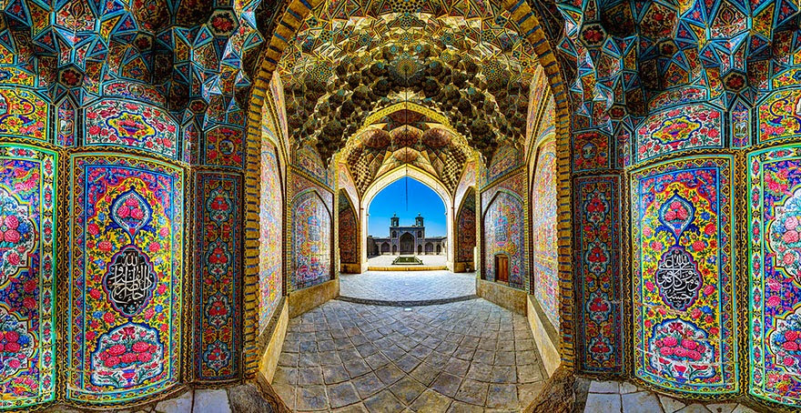 Ketika kita mendengar atau membaca perihal bangunan sejarah Keindahan Desain Interior Masjid Nasir Al Mulk