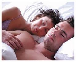 casal domindo agarrado