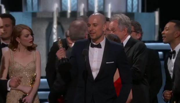 Emma Stone, ao saber do erro, repete "no way" diversas vezes