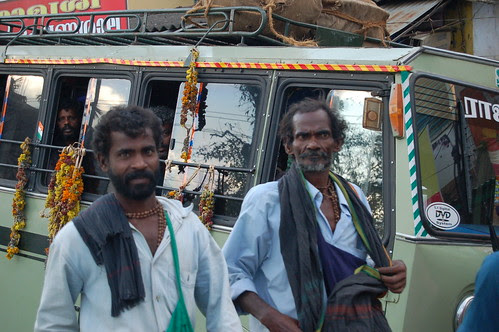 In Periyar kommen Busse mit Pilgern an