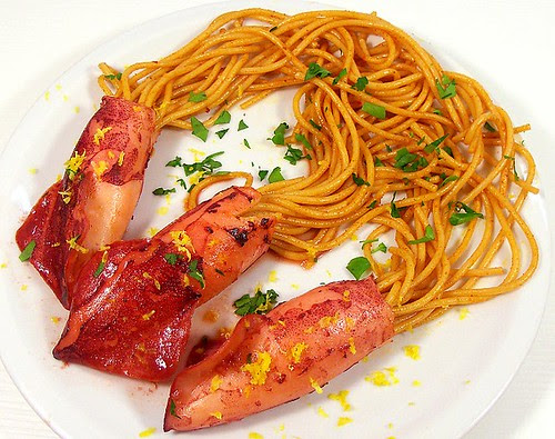 calamari al vino e spaghetti piccanti alla paprica