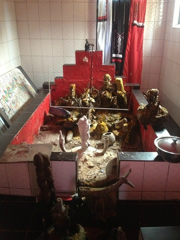 VAUDOU MAMI-WATTA-EWE-DU MAITRE MARABOUT VAUDOU ZO Le vaudou est une magie très puissante et elle permet les résultats les plus incroyables.les pouvoirs spirituels deviennent le seul moyen pour ouvrir les portes du succès, bonheur permettant de mener une vie pleine de bonheur et de réussite.Avez-vous déjà entendu parler de la déesse des eaux, belle, fascinante, choisissant minutieusement des femmes, et des hommes à qui elle assure le luxe et les richesses de ce monde en échange de leur amour ? Elle est d'une jalousie qui peut se révéler dévastatrice quand on ne respecte pas ses lois. On la nomme Mami Watta.Ces esprits ont une apparence mi-homme, mi-poisson. Ils sont comme tous les esprits, capables de changer d’aspect, pour vous tromper ou vous séduire.Dans le royaume des ondines, la population est essentiellement féminine.Ces esprits accordent essentiellement aux humains, des pouvoirs d’attirance physique, de richesse démesurée, d’acquisition d’un grand poste, etc. Si vous demandez à ces esprits, quelque chose qui échappe à leur domaine de compétence, ces ondines contacteront d’autres esprits pour vous satisfaire. Mami Watta est avant tout une divinité éwé, dont le culte est très présent sur la côte atlantique du Togo mais aussi au Nigéria, au Caméroun, au Congo-Brazzaville où elle symbolise la puissance suprême. Mami Watta est souvent représentée en peinture où elle figure sous les traits d'une sirène ou d'une belle jeune femme brandissant des serpents.Etablissement d'un lien ou mariage Il y a plusieurs sortes de mariages avec Mami Watta. A chaque sorte de mariage est associé un sacrifice particulier pour l’acquisition de la richesse.Certains choisissent d’avoir toujours la tête rasée, d'autres d’être borgnes, d'autres encore ont vendu un de leurs pieds, un de leurs doigts ou acceptent de ne pas avoir d’enfants ou de vendre son âge de sorte que chaque année, ils auront cinq ans de moins sur le temps qu'il leur reste à vivre. Ce type de mariage rend immensément riche.Il y a d'autre interdition qui sont encors plus simple, comme sacrifier une poule chaque deux ans au bord de la mer, donne 5% de ta richesse au pauvre et aux plus démunie. AIDE OCCULTE VAUDOU POUR CHANGER VOTRE VIE