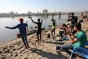 Bagdad continúa su revolución sobre la arena, en "Tahrir Beach" Bagdad continúa su revolución sobre la arena, en "Tahrir Beach"