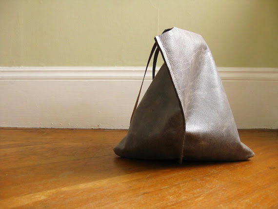 13in Wedge tote - Distressed gray