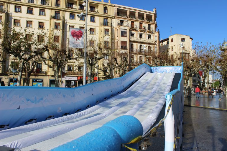 Pista de toboganes instalada en la plaza del Ensanche, la novedad de este año. 