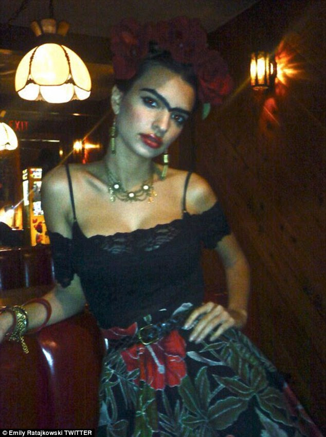 "Caminho de volta em 2009 ': No início da semana, Emily Ratajkowski, 25, compartilhou uma foto de si mesma vestida como pintora mexicana iconic, Frida Kahlo