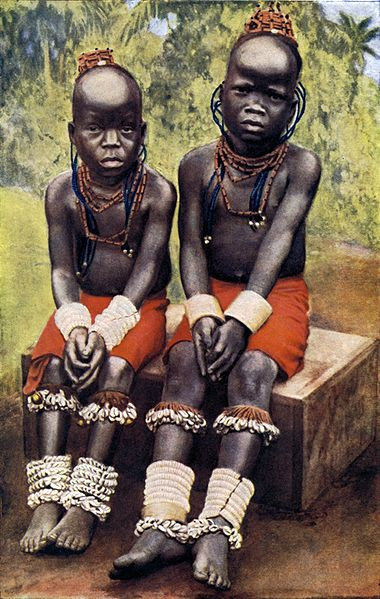 Datei:Gewgaws of primitive society.jpg
