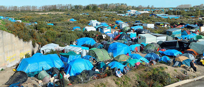 "Terrain de manoeuvre des No Borders, la jungle explose à Calais. Mais s'attaquer aux causes de ce désastre relève du casse-tête", écrit Xavier Brouet pour "Le Républicain lorrain".