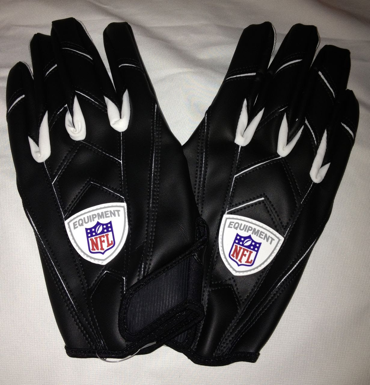 NEW Mens 3XL UNDER ARMOUR NFL Equipment Black White Receiver Football Gloves eBay NEW Mens 3XL UNDER ARMOUR NFL Equipment Black White Receiver Football Gloves eBay