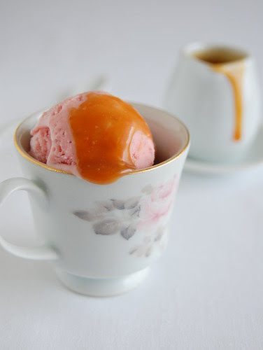 Strawberry ice cream with caramel sauce / Sorvete de morango com calda de caramelo