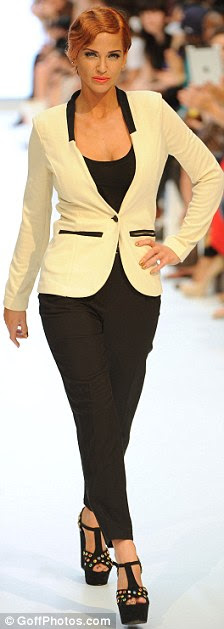 http://i.dailymail.co.uk/i/pix/2011/09/18/article-2038715-0DF20FEC00000578-163_224x629.jpg