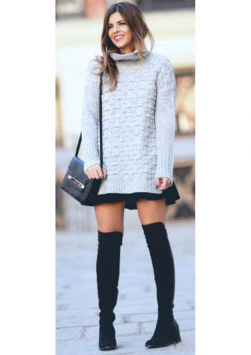 Si no te gusta usar tacones altos, opta por estas botas de piso, combinadas con una minifalda y un maxi suéter.