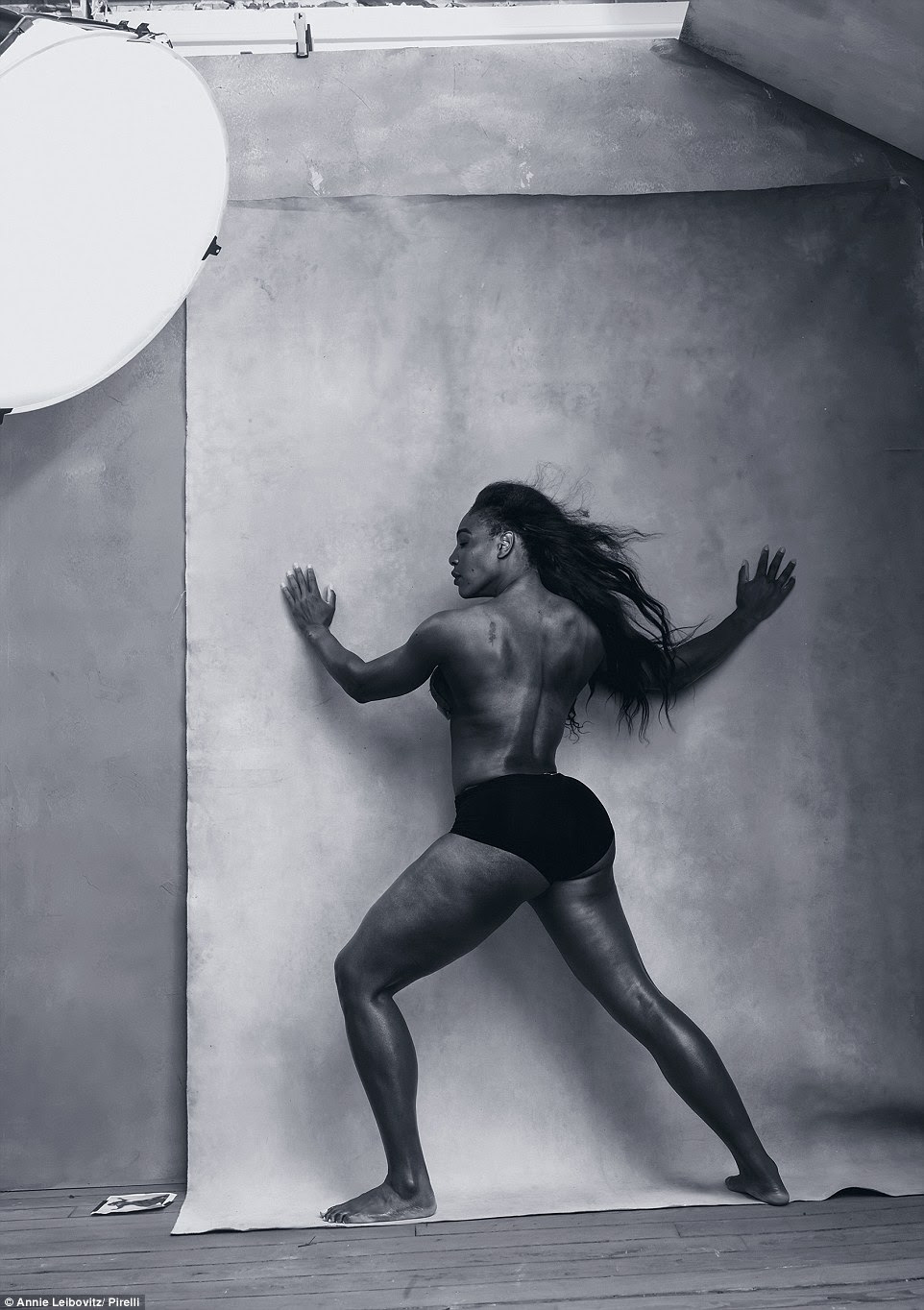 Athletic beleza: Pro de tênis Serena Williams parecia sensacional como ela apresentou seu ondulando os músculos na parte aérea em preto-e-branco arty