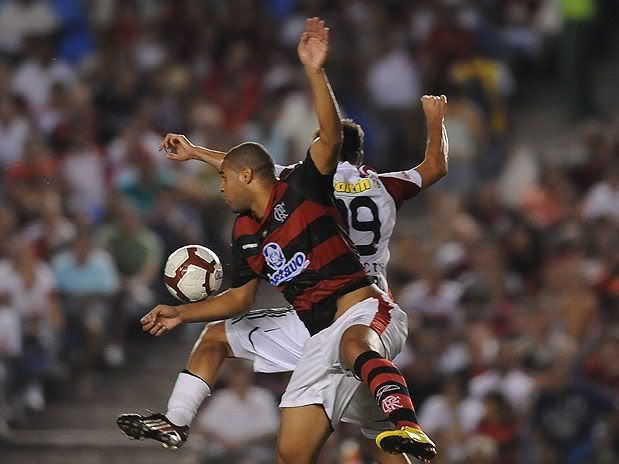 Adriano pouco apareceu no jogo do Fla
