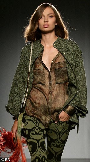 http://i.dailymail.co.uk/i/pix/2011/09/18/article-2038910-0DF7C65100000578-3_306x551.jpg