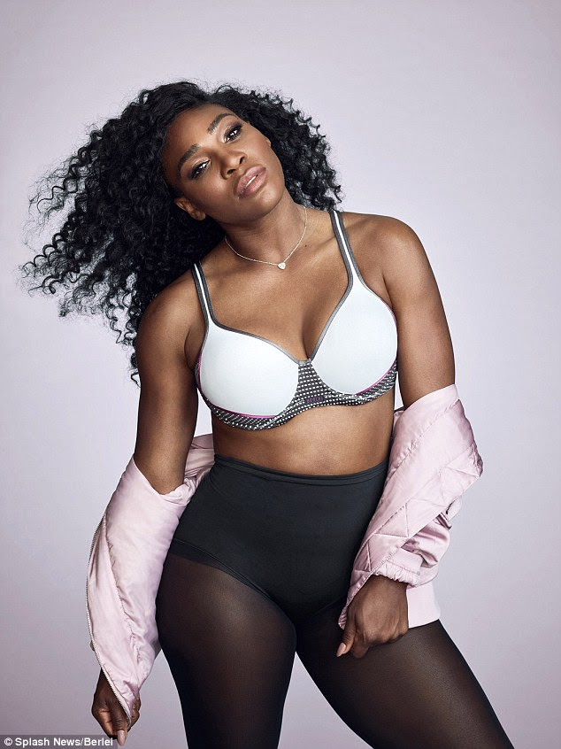Chic: A última foto a viu vestida em um top esportivo branco, que cortou em um V muito baixo para dar um vislumbre de sua clivagem abundante, e uma jaqueta de bombardeiro rosa que ela drapejou sobre seus braços
