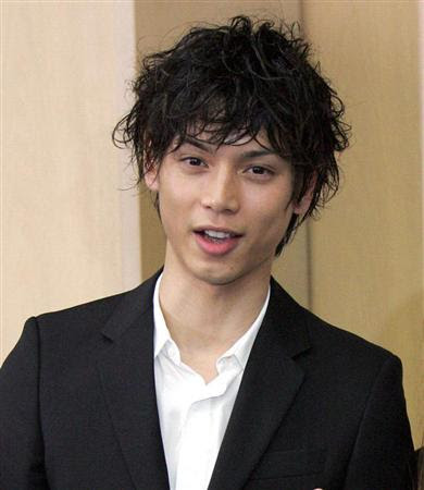 驚くばかり黒髪 パーマ メンズ 芸能人 無料のヘアスタイル画像