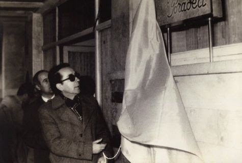 Ismail Kadare nÃ« tÃ« vetmin pÃ«rurim ku ka marrÃ« pjesÃ« gjatÃ« diktaturÃ«s, kur Pallatit tÃ« KulturÃ«s nÃ« Pogradec i vunÃ« emrin âLasgush Poradeciâ