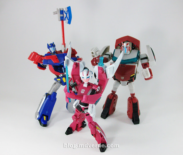Transformers Arcee Animated Deluxe vs Optimus vs Ratchet - modo robot