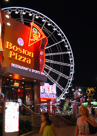 Boston Pizza and the SkyWheel at Clifton Park
