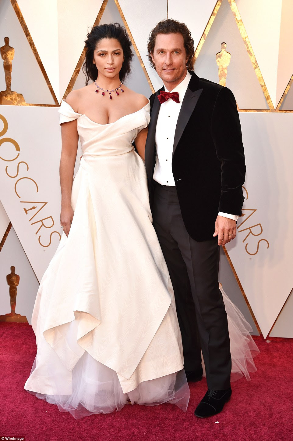 Um casal bem parecido: Matthew McConaughey trouxe sua bela esposa Camila Alves; Ela piscou sua clivagem no vestido de renda branca, adicionando um colar vermelho e de diamante e uma maquiagem mínima