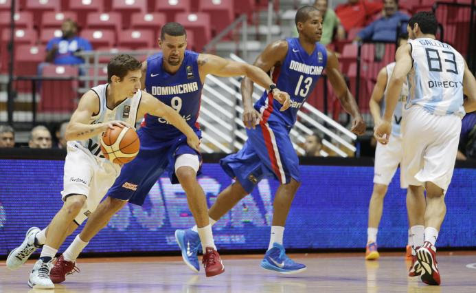 Francisco García defiende a Nicolás Richotti, de Argentina. El mánager Kenny Atkinson sugirió que se requiere más defensa.