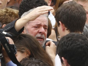 O ex-presidente Luiz Inácio Lula da Silva abraça um dos filhos de Eduardo Campos durante velório (Foto: Ricardo Moraes/Reuters)