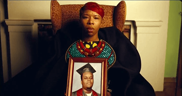 Durante os Forwards música, imagens de homens negros falecidos nas mãos de policiais são detidos por suas mães.