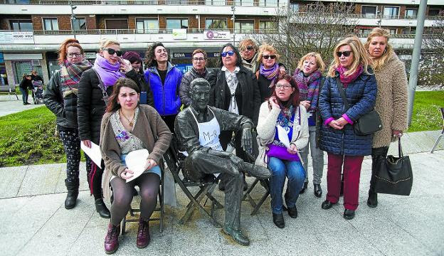 Delantales de denuncia. Un grupo de Mujeres de Bidasoaldea, convocantes de las movilizaciones, junto a la estatua de Luis Mariano. / F. DE LA HERA