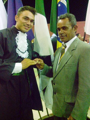 José Orlando entrega anel ao filho Cleidson durante formatura em Pau dos Ferros, RN (Foto: Jordana Marina)