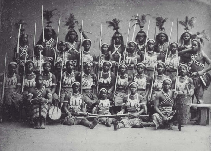 File:COLLECTIE TROPENMUSEUM Groepsportret van de zogenaamde 'Amazones uit Dahomey' tijdens hun verblijf in Parijs TMnr 60038362.jpg