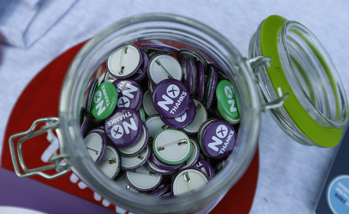 'No Thanks' badges are displayed during campaigning by Alistair Darling, the leader of the campaign to keep Scotland part of the United Kingdom, in Edinburgh, Scotland September 8, 2014. (Reuters/Russell Cheyne)