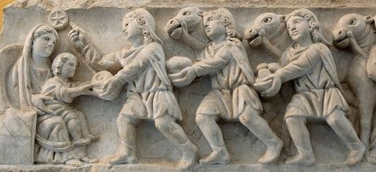Adoration des Mages. Panneau d’un sarcophage romain. IVe siècle. Provenant du cimetière de Sainte Agnès à Rome. Musée du Vatican