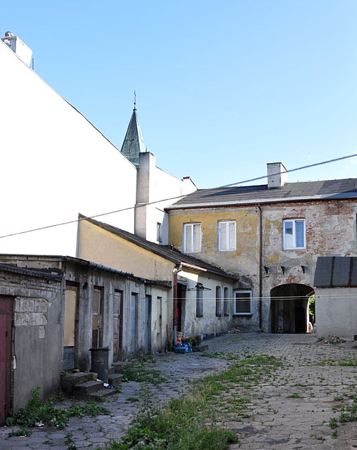 Końskie. Dom przy ul. Piłsudskiego 18 - stary magistrat. Widok na podwórze od strony północnej. Po prawej i lewej stronie niskie budynki - budynki aresztu(?). Fot. KW