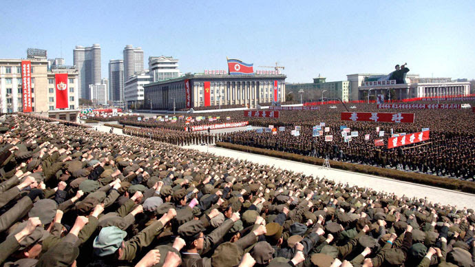 Norte-coreanos incluindo soldados participar de um comício de apoio de ordem líder norte-coreano Kim Jong-un para colocar as suas unidades de mísseis em modo de espera, em preparação para uma possível guerra contra os EUA e Coreia do Sul, em Pyongyang 29 de março de 2013. (Reuters / KCNA)