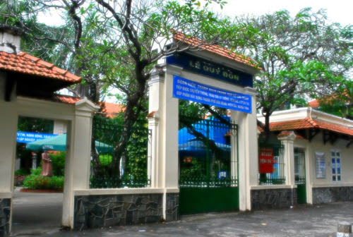 Ngôi trường trung học lâu đời nhất thành phố Hồ Chí Minh là trường THPT Lê Quý Đôn. Không nhiều bạn biết, trường được thành lập năm 1874 với tên gọi trước kia là Collège Chasseloup-Laubat. Đến 1967, trường được trả lại cho Bộ Quốc gia Giáo dục Việt Nam Cộng hòa và trở thành Trung tâm giáo dục Lê Quý Đôn. Từ 1975, chính quyền Việt Nam vẫn giữ tên gọi Lê Quý Đôn cho ngôi trường đấy nhé! n-721832-1372606082_500x0.jpg
