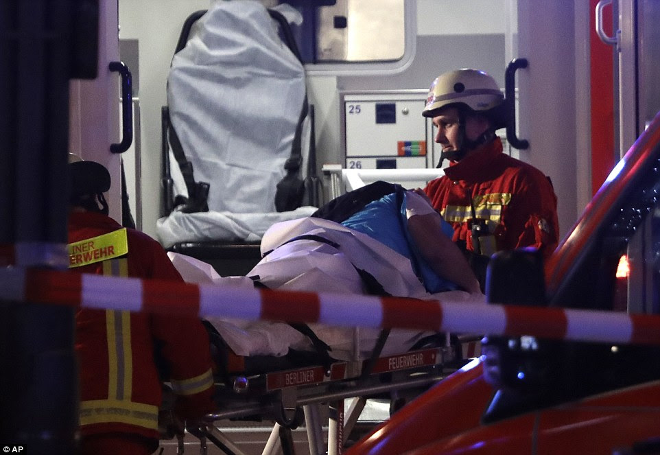 A polícia posteriormente disse que 12 pessoas foram mortas e uma pessoa foi detida com o incidente - que vem menos de uma semana antes do Natal